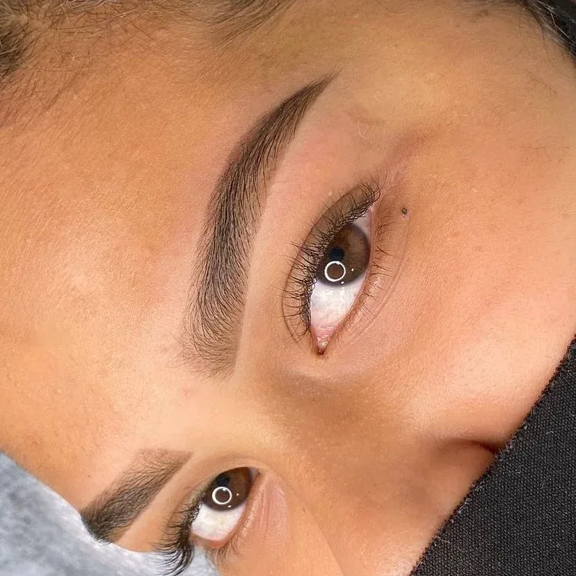 Close do resultado de uma sobrancelha com acabamento natural e traço suave.